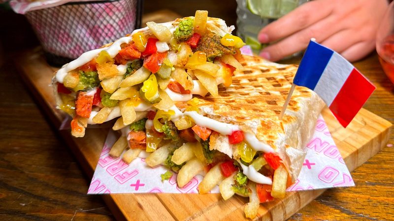 French Takos abierto con el relleno y las papas fritas dentro