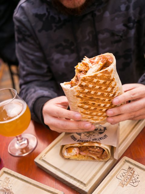 French Takos tostados sostenidos en la mano