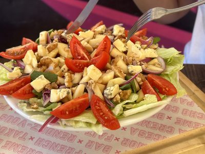 Ensalada de tomates cherry, queso y nueces